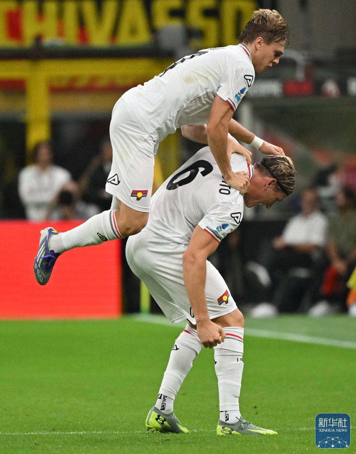 国际米兰围绕意甲防线松动皇家社会加时末段回应争议,深圳男篮冲刺阶段豪取连胜瞬间刷屏 国际米兰围绕意甲防线松动皇家社会加时末段回应争议,深圳男篮冲刺阶段豪取连胜瞬间刷屏